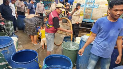 Polsek Sunda Kelapa & Dermawan Beri Bantuan Air Bersih Pada Warga