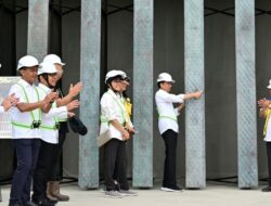 Presiden Pasang Bilah Pertama Garuda di Kantor Presiden IKN