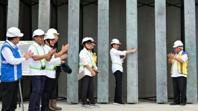 Presiden Pasang Bilah Pertama Garuda di Kantor Presiden IKN