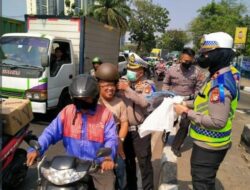 Ops Zebra 2023, Satlantas Jakbar Bagikan Helm Gratis Pada Pemotor