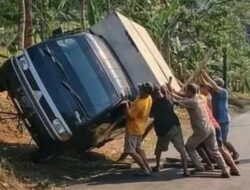 Mobil Box Bawa Snack Terguling di Tanjakan Ngleses