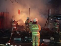 Terdengar Suara Ledakan, 5 Kios Hangus Terbakar di Kebon Jeruk