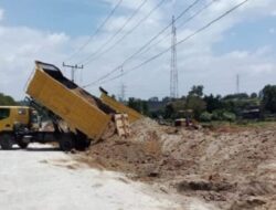 Galian Tanah Timbun Picu Kemacetan Jalan