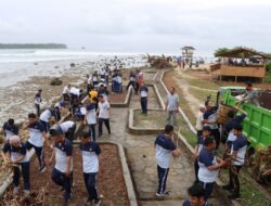 Jelang Nias Pro, Personil Polres Nias Selatan Bersihkan Pantai Sorake