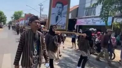 Masyarakat Batang Kirab Bendera Merah Putih & Foto Pahlawan Revolusi