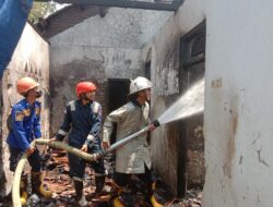 Ditinggal Bepergian Pemiliknya Sebuah Rumah Ludes Terbakar