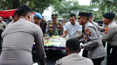 Kapolres Kampar Bawa Nasi Tumpeng ke Kodim 0313/KPR