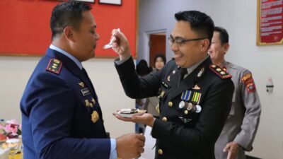 Kapolres Bintan Beri Kejutan Kue Ulang Tahun TNI ke-78