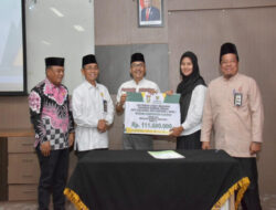 Baznas Kampar Salurkan Beasiswa Program Satu Keluarga Satu Sarjana