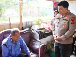 Kapolres Toba Jenguk Personil yang Sakit