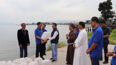 Peserta Pesparani Katolik Tabur Benih Ikan Mas di Danau Toba