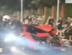 Mobil Sport Ferarri Seruduk Kendaraan di TL Bundaran Senayan