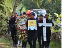 PJU Polres Labusel Hadiri Pemakaman Personil Sat Brimob Polda Aceh