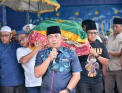 Pj. Bupati Tapteng Hadiri Pemakaman Pegawai yang Meninggal