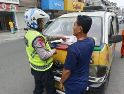 Polisi Tindak Angkot Siantar Bawa Penumpang Bergantungan di Pintu