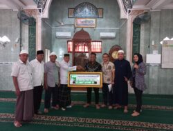 BRI Rantauprapat Salurkan Bantuan Jam Digital ke Masjid Al-Muttaqin