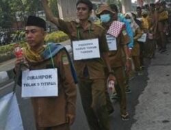 Puluhan Guru Honorer PAI Longmarch Dari Bekasi ke Istana Negara
