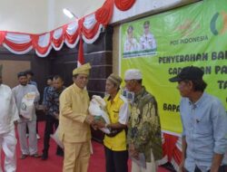 Gubernur Kepri Serahkan Bantuan Beras ke Warga di Karimun