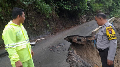 Jalan Penghubung 3 Desa di Kecamatan Pasaribu Tobing Amblas