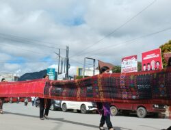 Hari Ulos Nasional, Ulos Sepanjang 1000 Meter Diarak di Balige