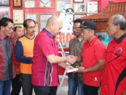 11 KK Korban Angin Puting Beliung Terima Bantuan dari Bupati Taput