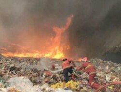 Kebakaran Hebat Lahap Tumpukan Sampah TPA Rawa Kucing