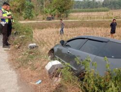 Ini Penyebab & Pengemudi Mobil Nisan Grand Livina Terperosok ke Sawah