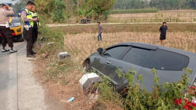 Mobil Nisan Grand Livina Terperosok ke Sawah Tanpa Pengemudi/Penumpang