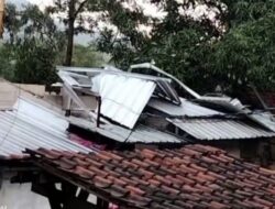 Hujan Lebat Disertai Angin Kencang Porak-porandakan Rumah Warga