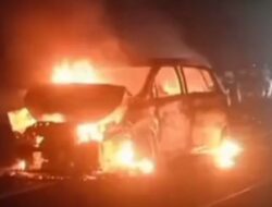 Mobil Warna Putih Hangus Terbakar di Jalan Tol Pemalang Batang