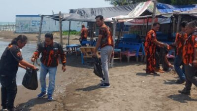 Pemuda Pancasila Kabupaten Pemalang Bersih-bersih Pantai Widuri