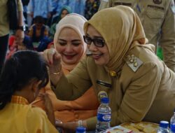 Wabup Labuhanbatu & Bunda PAUD Bagi Makanan Tambahan Untuk Siswa PAUD