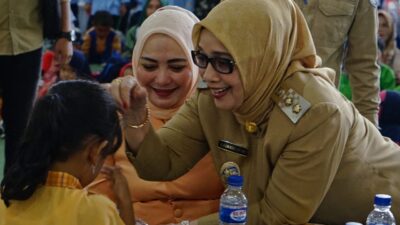 Wabup Labuhanbatu & Bunda PAUD Bagi Makanan Tambahan Untuk Siswa PAUD