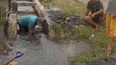 Antisipasi Banjir, Desa Sei Sentosa Gotroy Bersihkan Drainase