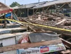 Kios Pasar Wiradesa di Pekalongan Roboh, 2 Pedagang Dilarikan ke RS