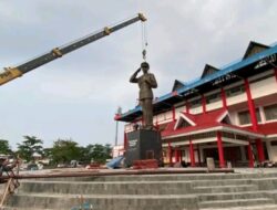 Patung Jenderal Hoegeng Mulai Dipasang di Halaman Stadion Hoegeng