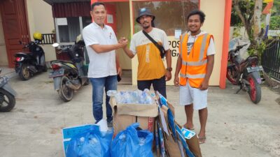 Bawaslu Tapteng Donasi Sampah ke Bank Sampah Yamantab di Pandan