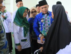 Bupati & Wabup Labuhanbatu Serahkan Zakat & Infaq Pada Masyarakat