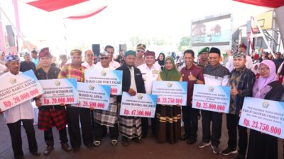 Pj Gubernur Sultra Serahkan Dana Hibah Masjid, Bansos & Pasar Murah