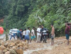 Jalan Licin Berlumpur Musibah Bagi Pengendara Kesempatan Oknum Untuk Pungli