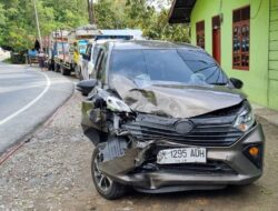 Daerah Rawan Kecelakaan, 2 Mobil Tabrakan di Lumbanjulu