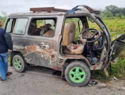 Mopen Hantam Pohon, 15 Penumpang Anak Sekolah & Supir Luka-luka