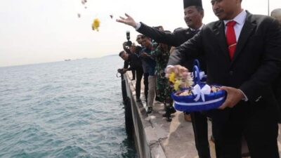 Walikota Batam Tabur Bunga Peringatan Hari Pahlawan