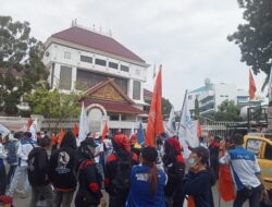 Tuntut UMK, Ratusan Buruh Geruduk Kantor Walikota Batam