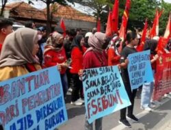 Tuntut Kenaikan Upah, Sekelompok Buruh Unjuk Rasa di DPRD Brebes