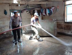 Pasca Banjir, Kapolres Humbahas Kerahkan Personel Bersihkan Rumah Warga