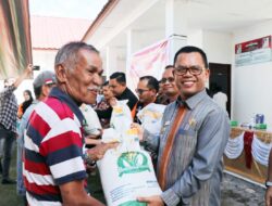 Bupati Toba Serahkan Bantuan Pangan 621 KK, Ajak Tanam Dua Kali Panen Dua Kali