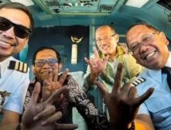 Pose Tiga Jari Bareng Mahfud MD, Dua Pilot Garuda Dipanggil Dirut