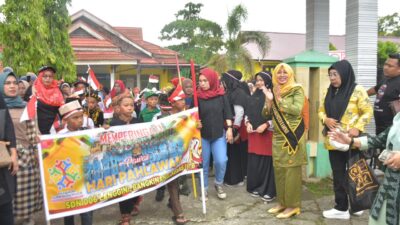 Pj Ketua TP PKK Kampar Lepas Pawai Hari Pahlawan di SDN 006 Langgini