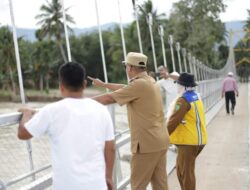 Bupati Madina Tinjau Jembatan Gantung di Kampung Baru